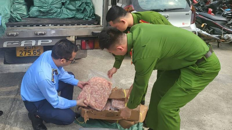 Thực phẩm "bẩn" được các đối tượng cất giấu trong xe chở hàng, bị các lực lượng chức năng phát hiện, bắt giữ.
