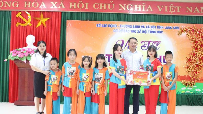 Lãnh đạo Sở Lao động-Thương binh và Xã hội tỉnh tặng quà các cháu thiếu nhi tại cơ sở Bảo trợ xã hội tổng hợp của tỉnh.