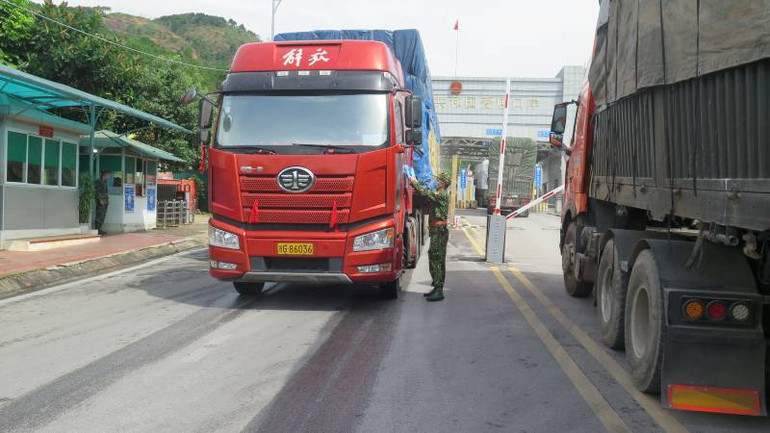 Xe chở hàng xuất, nhập khẩu qua cửa khẩu Chi Ma, huyện Lộc Bình (Lạng Sơn).