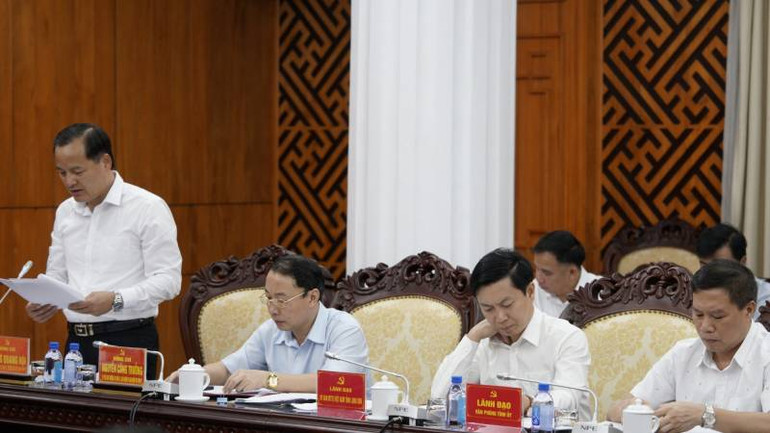 Các đại biểu phát biểu, thảo luận tại buổi sơ kết Quy định số 11 của Bộ Chính trị.