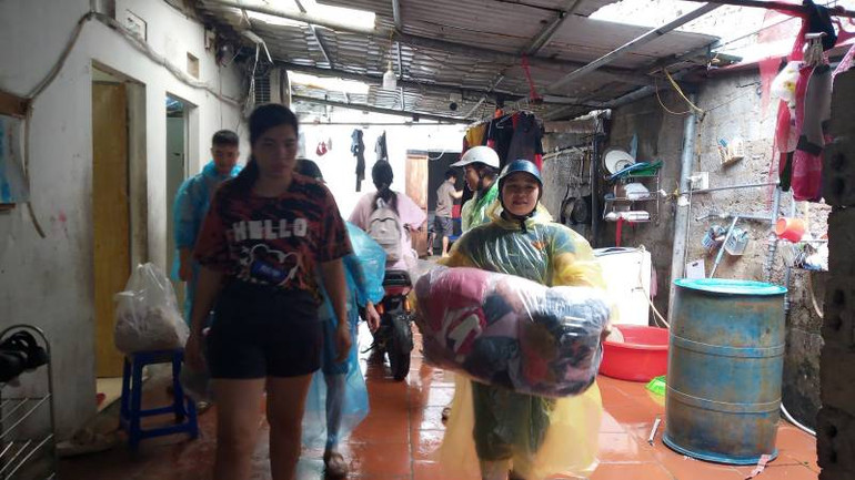 Đoàn viên, thanh niên thành phố Lạng Sơn giúp người dân khắc phục hậu quả mưa lũ, ổn định cuộc sống.