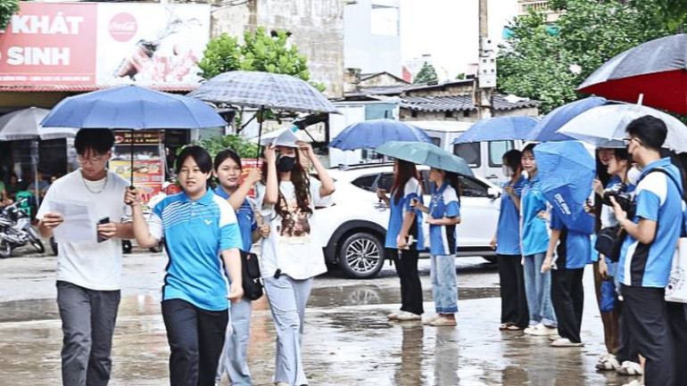 Các thí sinh đến làm thủ tục dự thi tại điểm thi Trường trung học phổ thông Chu Văn An, thành phố Lạng Sơn.