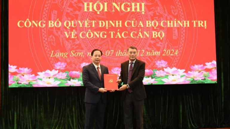 Đồng chí Lê Minh Hưng, Ủy viên Bộ Chính trị, Bí thư Trung ương Đảng, Trưởng Ban Tổ chức Trung ương trao Quyết định của Bộ Chính trị cho đồng chí Hoàng Văn Nghiệm, Bí thư Tỉnh ủy, Trưởng đoàn Đại biểu Quốc hội tỉnh Lạng Sơn.