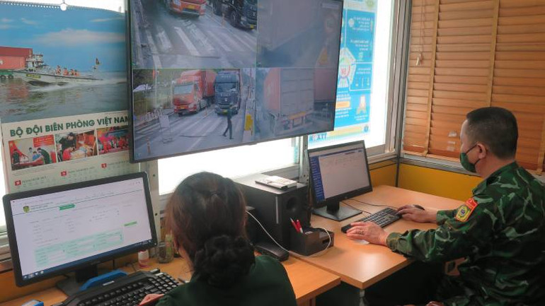 Cán bộ, chiến sĩ Trạm kiểm soát biên phòng cửa khẩu quốc tế Hữu Nghị, Cao Lộc (Lạng Sơn), theo dõi, giám sát xe chở hàng xuất, nhập khẩu qua biên giới.