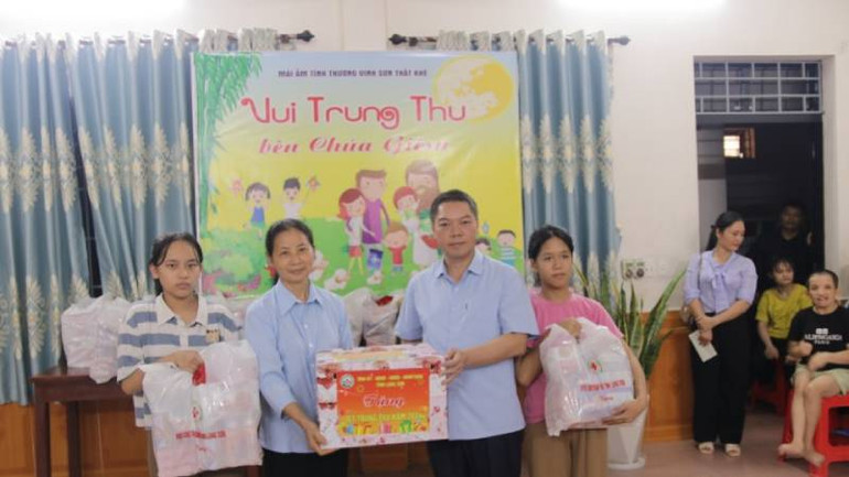 Đồng chí Đoàn Thanh Sơn, Phó Chủ tịch Ủy ban nhân dân tỉnh Lạng Sơn tặng quà cơ sở mái ấm tình thương Vinh Sơn, huyện Tràng Định (Lạng Sơn).