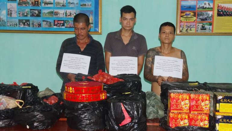 Các đối tượng cùng tang vật bị bắt giữ.