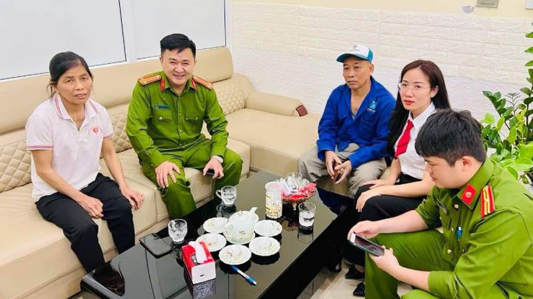 Khách hàng Đặng Thị Thu (Cao Lộc), vừa được giao dịch viên Agribank chi nhánh huyện Cao Lộc và công an huyện hỗ trợ vì suýt mất số tiền 219 triệu đồng.