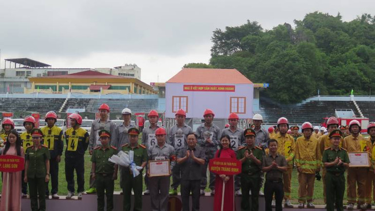 Đại diện lãnh đạo Ủy ban nhân dân tỉnh tặng giải toàn đoàn cho các đội thi tham gia đạt kết quả cao.