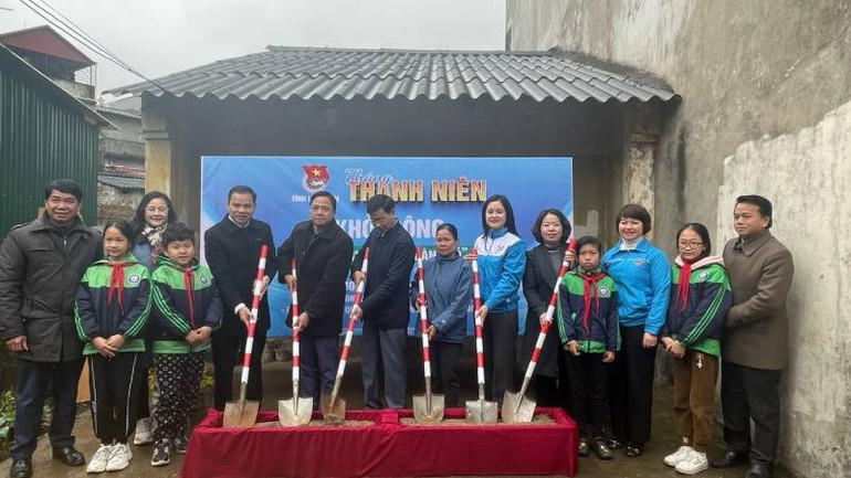 Các đại biểu tham gia khởi công xây dựng nhà Khăn quàng đỏ cho em Nông Thị Kim Tuyến, phường Đông Kinh, Thành phố Lạng Sơn.