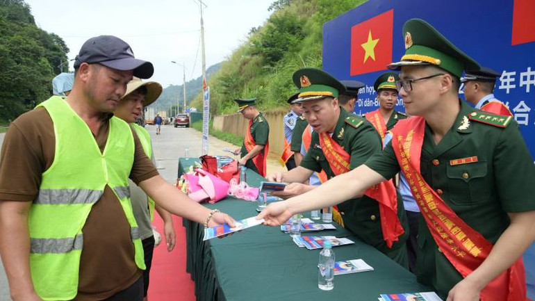 Lực lượng chức năng hai bên tuyên truyền pháp luật cho người dân qua lại cửa khẩu Tân Thanh, Văn Lãng (Lạng Sơn).