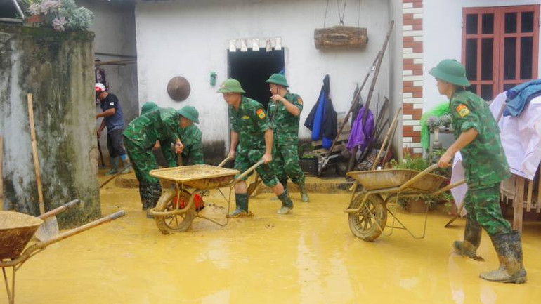 Cán bộ, chiến sĩ Đồn Biên phòng Tân Thanh, Văn Lãng, Lạng Sơn, giúp dân khắc phục hậu quả mưa lũ.