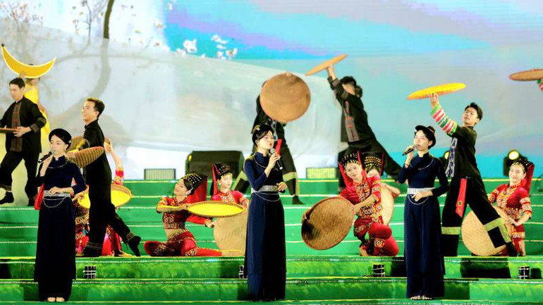 Giao lưu văn nghệ giữa các đoàn tham gia ngày hội văn hóa. Giao lưu văn nghệ giữa các đoàn tham gia ngày hội văn hóa.