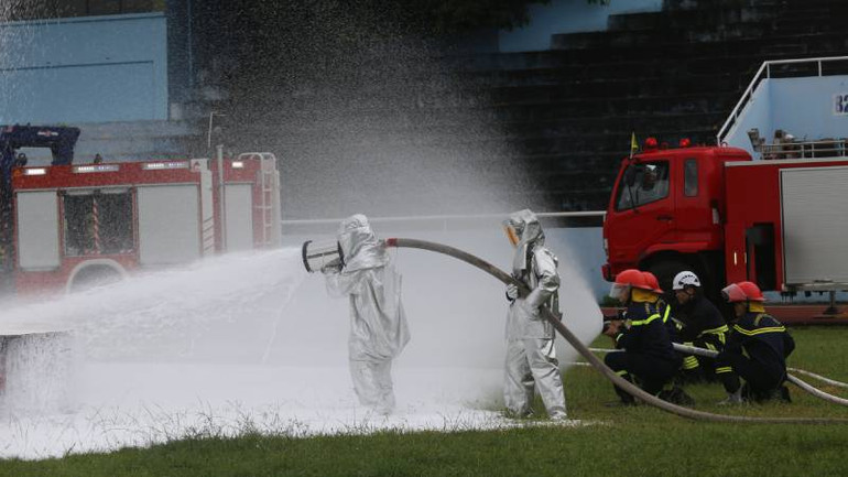 Các vận động viên tham gia xử lý đám cháy tại khu vực sản xuất.