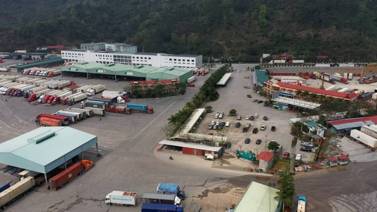 Khu vực cửa khẩu quốc tế Hữu Nghị (huyện Cao Lộc, Lạng Sơn) đang từng bước nâng cấp đáp ứng nhu cầu cho xe chở hàng hóa xuất, nhập khẩu qua biên giới.
