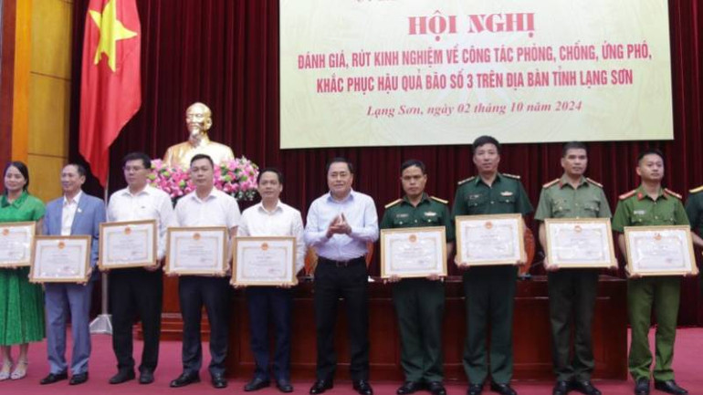 Lãnh đạo Ủy ban nhân dân tỉnh Lạng Sơn tặng bằng khen cho các tập thể, cá nhân có thành tích xuất sắc trong phòng, chống bão số 3.