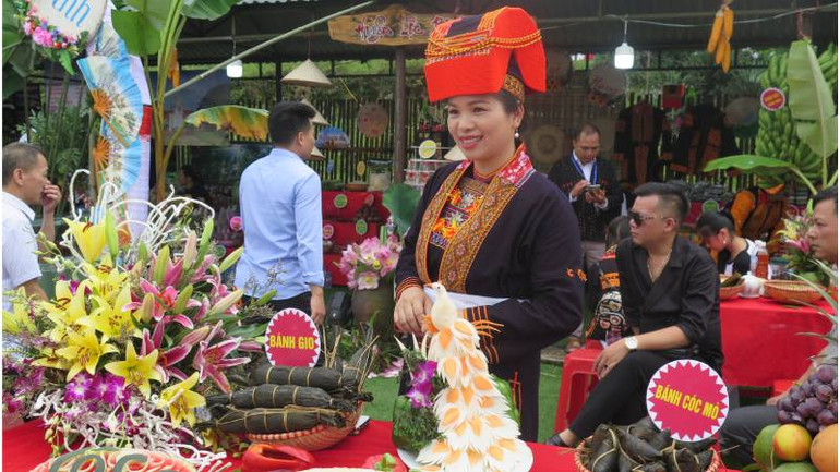 Các sản vật của bà con người Dao Mẫu Sơn được bày bán trong các lễ hội.