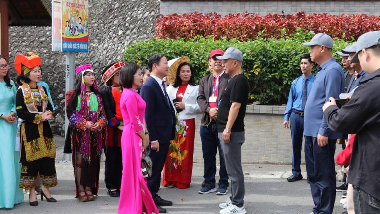 Lãnh đạo Sở Văn hóa, Thể thao và Du lịch tỉnh Lạng Sơn cùng các đại diện các Sở ban ngành tỉnh đón tiếp đoàn khách quốc tế đầu tiên năm 2024, qua cửa khẩu quốc tế Hữu Nghị, Cao Lộc, (Lạng Sơn).