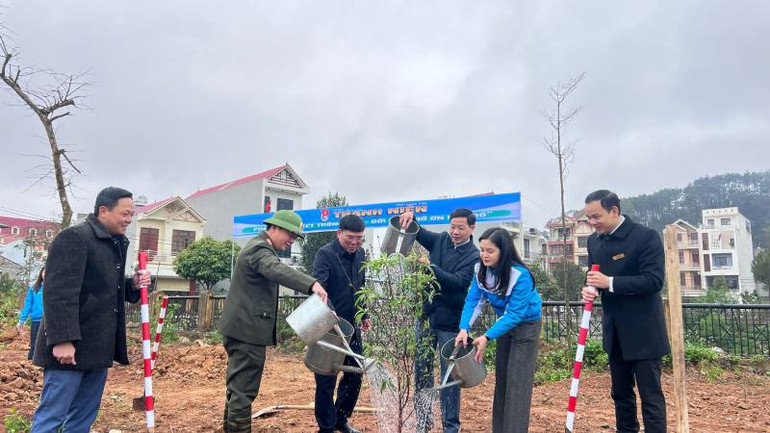 Các đại biểu tham gia trồng cây xanh tại khuôn viên sinh hoạt cộng đồng trên địa bàn xã Mai Pha.