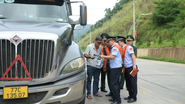 Lực lượng chức năng hai bên tuyên truyền cho lái xe đưa hàng hóa qua biên giới.