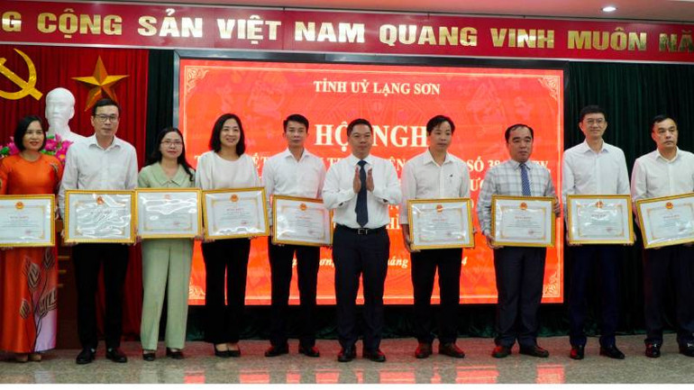 Đại diện lãnh đạo Ủy ban nhân dân tỉnh Lạng Sơn tặng bằng khen của Chủ tịch Ủy ban nhân dân tỉnh cho các các nhân và tập thể có thành tích xuất sắc thực hiện Chỉ thị 38 của Ban Bí thư Trung ương Đảng.
