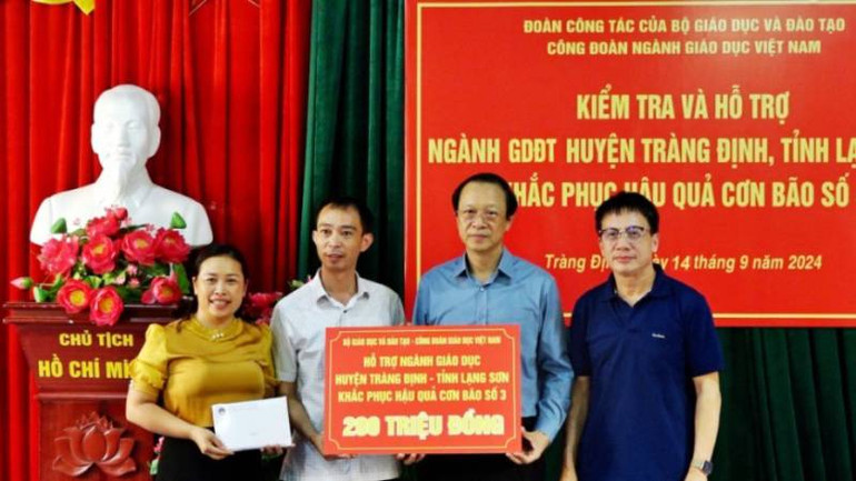 Đồng chí Phạm Ngọc Thưởng, Thứ Trưởng Giáo dục và Đào tạo trao hỗ trợ cho ngành giáo dục Tràng Định.