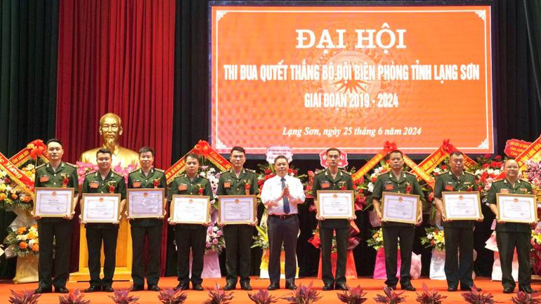 Đại diện lãnh đạo Ủy ban nhân dân tỉnh Lạng Sơn tặng bằng khen của Chủ tịch Ủy ban nhân dân tỉnh cho các tập thể và cá nhân.