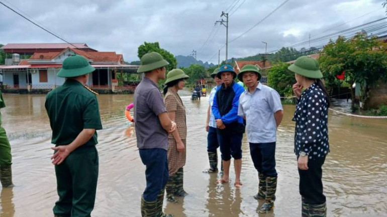 Đồng chí Đoàn Thanh Sơn, Phó Chủ tịch Ủy ban nhân dân tỉnh kiểm tra khắc phục hậu quả mưa lũ tại huyện Hữu Lũng.