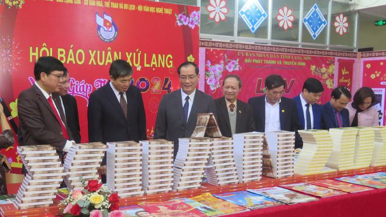 Các đại biểu tham quan các gian trưng bày Hội báo Xuân của tỉnh. Các đại biểu tham quan các gian trưng bày Hội báo Xuân của tỉnh.