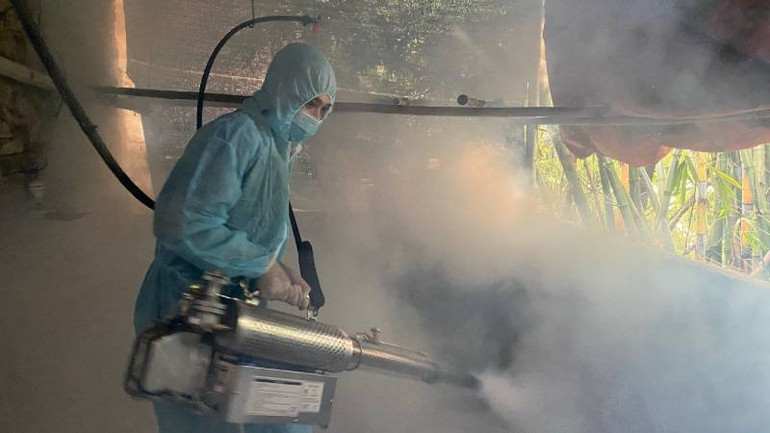 Cán bộ thú y phun thuốc sát trùng chuồng trại phòng, chống dịch tả lợn châu Phi ở huyện Tràng Định, (Lạng Sơn).