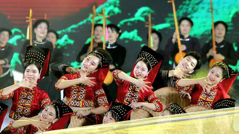 Các nghệ nhân tham gia biểu diễn chào mừng ngày hội. Các nghệ nhân tham gia biểu diễn chào mừng ngày hội.