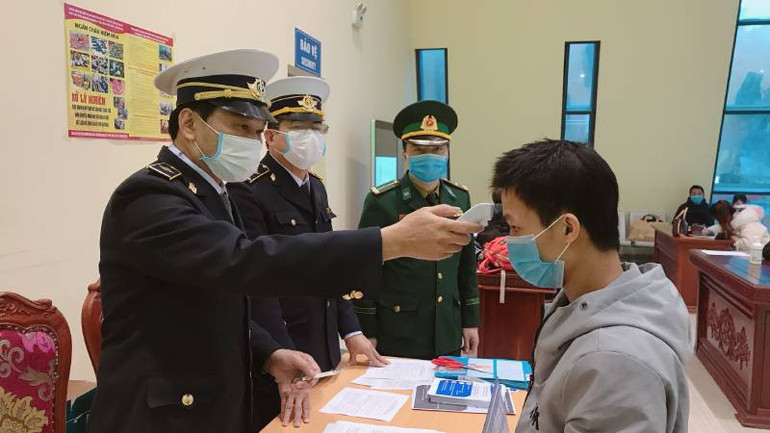 Cán bộ y bác sĩ, Trạm Kiểm dịch y tế quốc tế Cửa khẩu quốc tế Hữu Nghị kiểm tra thân nhiệt du khách xuất, nhập cảnh.