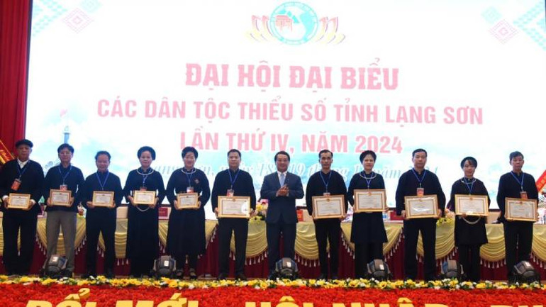 Đồng chí Hầu A Lềnh, Ủy viên Trung ương Đảng, Bộ trưởng, Chủ nhiệm Ủy ban Dân tộc trao bằng khen, kỷ niệm chương cho các tập thể, cá nhân xuất sắc.