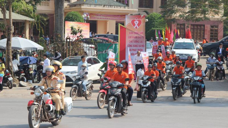 Các lực lượng đoàn viên, thanh niên tham gia diễn hành truyền thông về bình đẳng giới trên địa bàn huyện Đình Lập (Lạng Sơn).