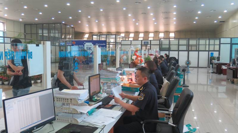 Công chức hải quan tại cửa khẩu quốc tế Hữu Nghị, Cao Lộc (Lạng Sơn) kiểm tra theo dõi hàng hóa thông quan qua nền tảng cửa khẩu số.