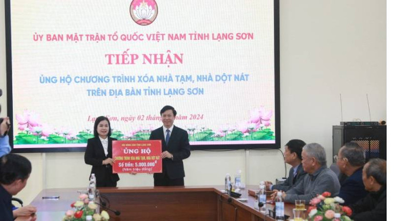 Đại diện lãnh đạo Hội nông dân tỉnh Lạng Sơn, trao biểu tượng trưng ủng hộ xóa nhà tạm, nhà dột nát trên địa bàn tỉnh.