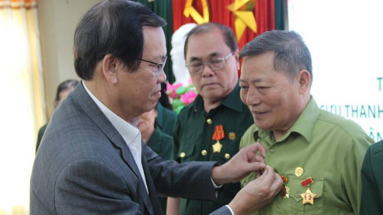 Ông Vũ Trọng Kim, Chủ tịch Hội Cựu Thanh niên xung phong Việt Nam trao Kỷ niệm chương cho các cựu thanh niên xung phong.