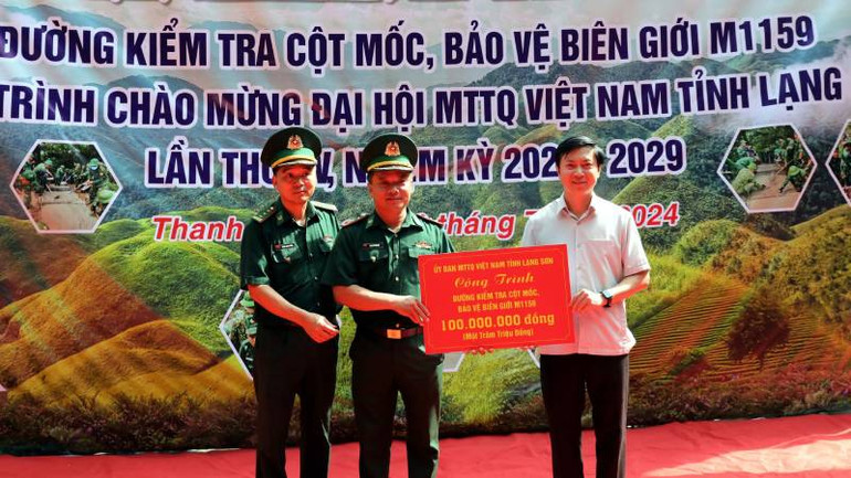 Lãnh đạo Ủy ban Mặt trận Tổ quốc tỉnh Lạng Sơn trao biển hỗ trợ kinh phí xây dựng công trình đường kiểm tra cột mốc, cho Đồn Biên phòng Thanh Lòa, Cao Lộc, Lạng Sơn.