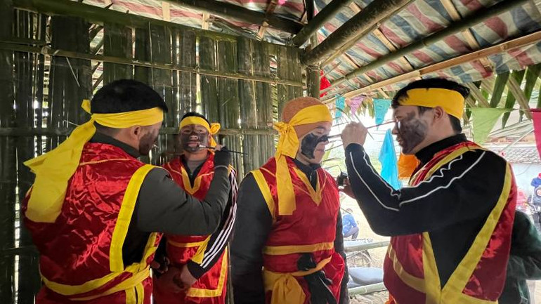 Những thanh niên tham gia lễ hội, trang trí bôi nhọ mặt.