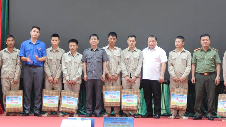 Đại diện lãnh đạo các cơ quan của tỉnh tặng quà cho các học viên cai nghiện tốt tại cơ sở cai nghiện của tỉnh.