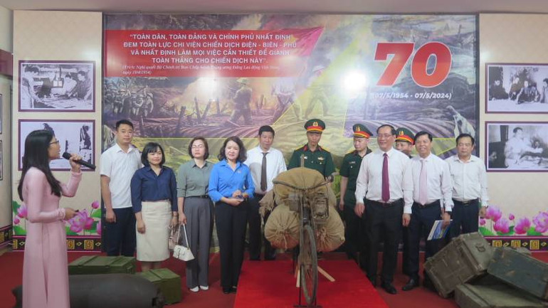 Các đại biểu tham quan gian trưng bày các tư liệu, hiện vật tại bảo tàng tỉnh Lạng Sơn.