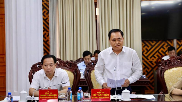 Lãnh đạo tỉnh Lạng Sơn báo cáo, trao đổi với Đoàn công tác.