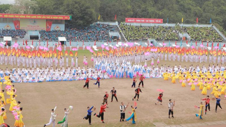 Các đội văn nghệ quần chúng tham gia chương trình văn nghệ chào mừng Hội khỏe Phù Đồng lần thứ XI của tỉnh.