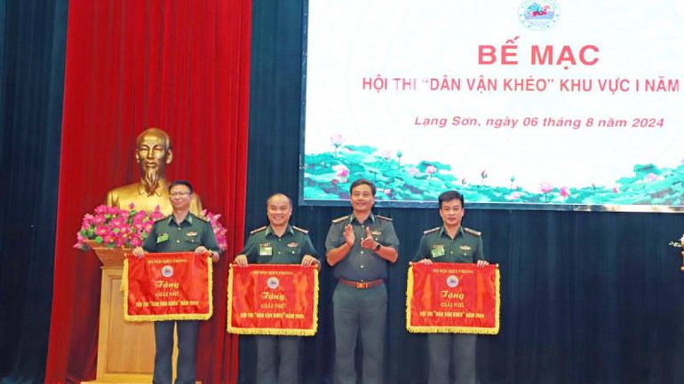 Đại diện ban tổ chức trao giải Nhì cho các đội tham gia hội thi.