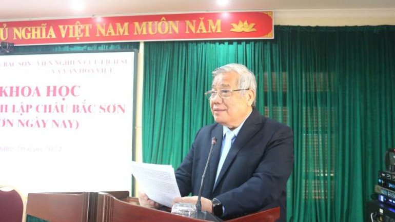 Giáo sư, Tiến sĩ Khoa học Vũ Minh Giang, Chủ tịch Hội đồng khoa học Đại học Quốc gia Hà Nội, Phó Chủ tịch Thường trực Hội đồng khoa học lịch sử Việt Nam phát biểu tại cuộc hội thảo. Giáo sư, Tiến sĩ Khoa học Vũ Minh Giang, Chủ tịch Hội đồng khoa học Đại học Quốc gia Hà Nội, Phó Chủ tịch Thường trực Hội đồng khoa học lịch sử Việt Nam phát biểu tại cuộc hội thảo.