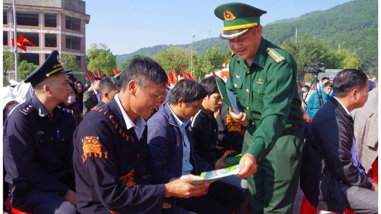 Bộ đội Biên phòng Lạng Sơn tuyên truyền pháp luật cho người dân khu vực biên giới.