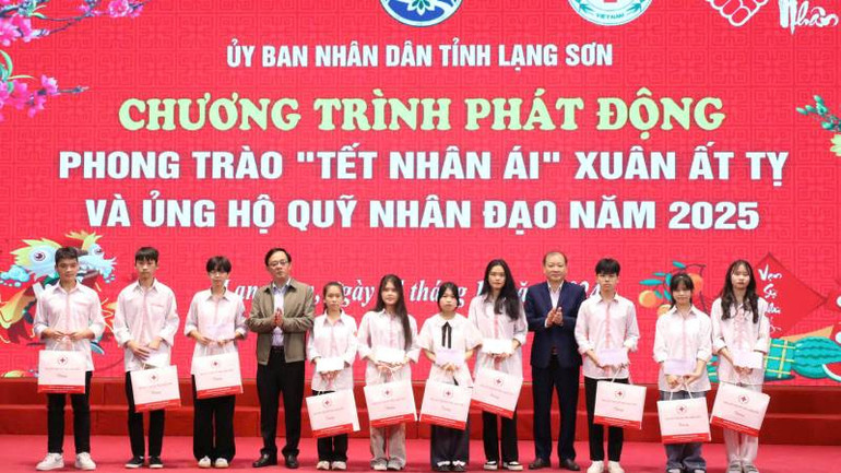Ban tổ chức tặng quà cho học sinh có hoàn cảnh khó khăn. Ban tổ chức tặng quà cho học sinh có hoàn cảnh khó khăn.