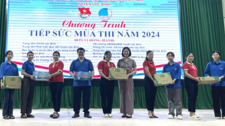 Huyện đoàn Lộc Bình (Lạng Sơn) cùng nhà tài trợ tặng quà cho các thí sinh dự thi có hoàn cảnh khó khăn.
