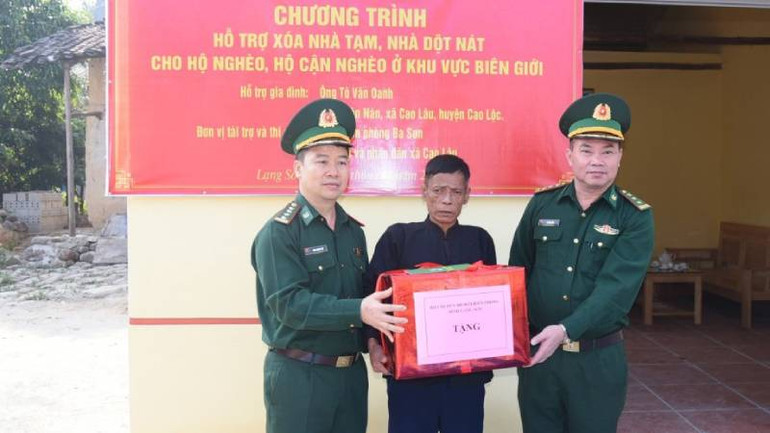 Nhân dịp khánh thành nhà mới, Đại diện lãnh đạo Bộ chỉ huy Bộ đội Biên phòng tỉnh Lạng Sơn tặng quà hỗ trợ cho hộ ông Tô Văn Oanh, ở xã Cao Lâu, Cao Lộc. Nhân dịp khánh thành nhà mới, Đại diện lãnh đạo Bộ chỉ huy Bộ đội Biên phòng tỉnh Lạng Sơn tặng quà hỗ trợ cho hộ ông Tô Văn Oanh, ở xã Cao Lâu, Cao Lộc.