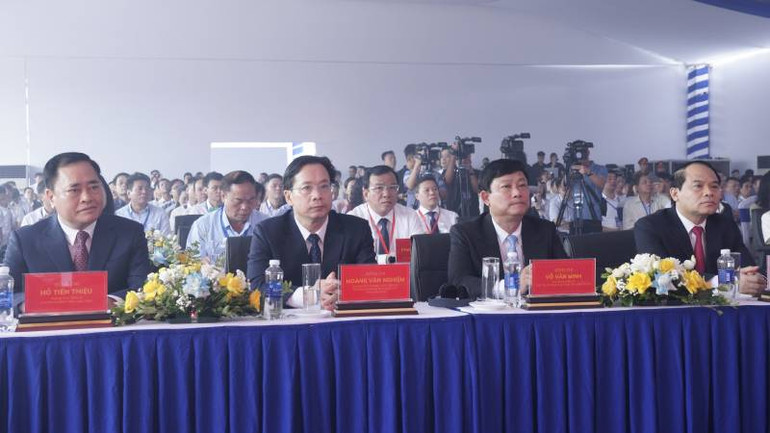 Lãnh đạo tỉnh Lạng Sơn và nhà đầu tư dự lễ khởi công.