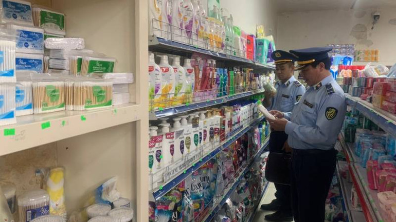 Đội quản lý thị trường số 2 kiểm tra các cơ sở kinh doanh hàng mỹ phẩm. Đội quản lý thị trường số 2 kiểm tra các cơ sở kinh doanh hàng mỹ phẩm.